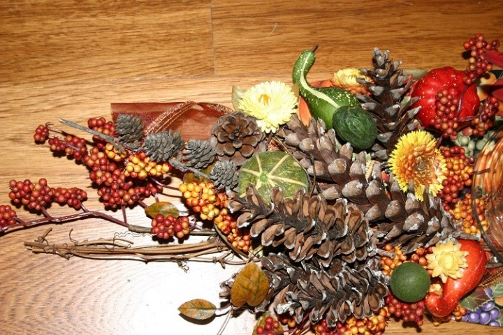 Cono de pino, decorando en otoño con la naturaleza en casa.