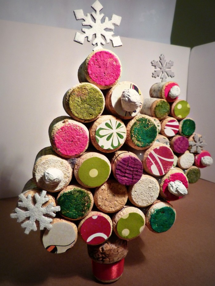 árbol de navidad hecho por tapas de corcho pintadas de distintos colores manualidades navidad adornos corcho arbol colores ideas