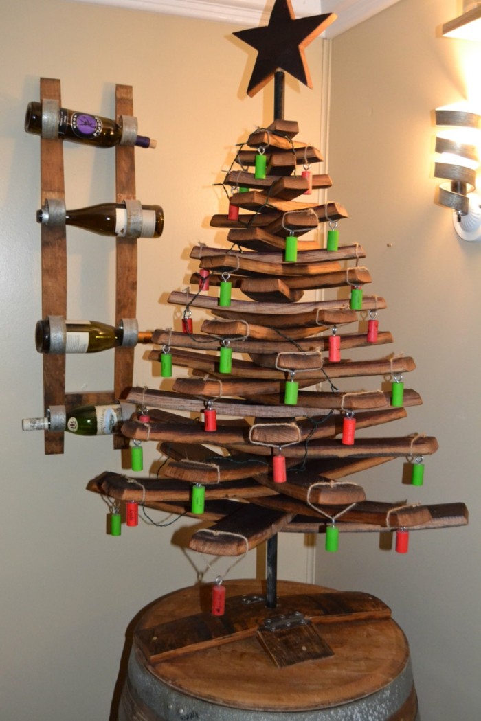 árbol de navidad de madera decorado con corchos de distintos colores manualidades navidad adornos corcho colgar colores ideas