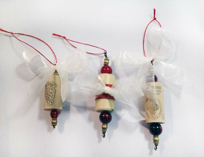 adornos hecho por tapas de corcho con lazos blancos manualidades navidad adornos corcho lazos blancos ideas