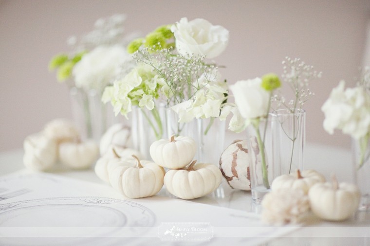 mesa blanca flores verdes rosas