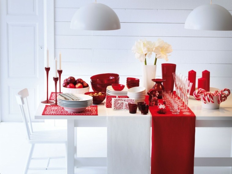 mesa blanca adornos navideños rojos