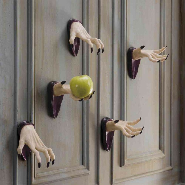 decorar puertas con manos falsas terroríficas manos decorativas falsas puerta