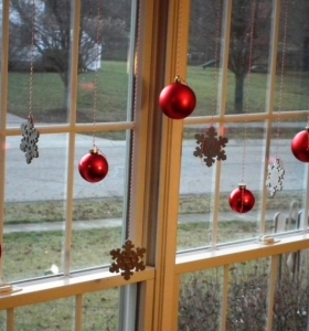 Ventana de acentos navideños, ideas creativas para decorar.