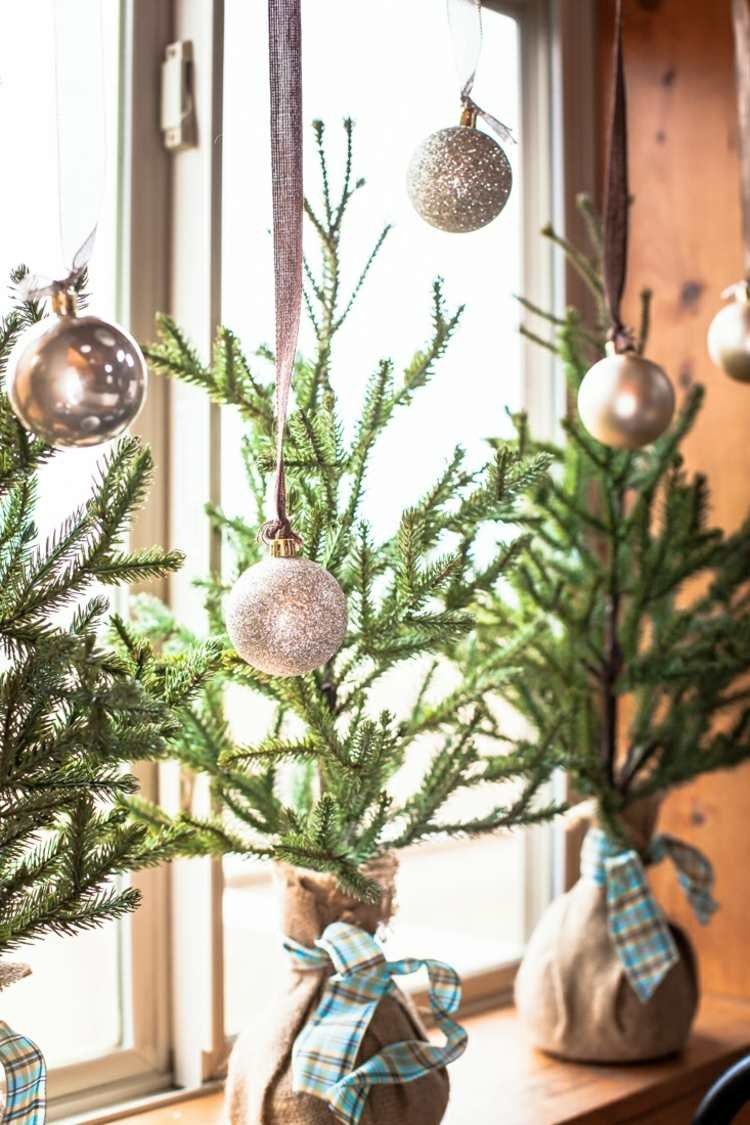 bolas plateadas adornos navideños ventanas decoracion estilo