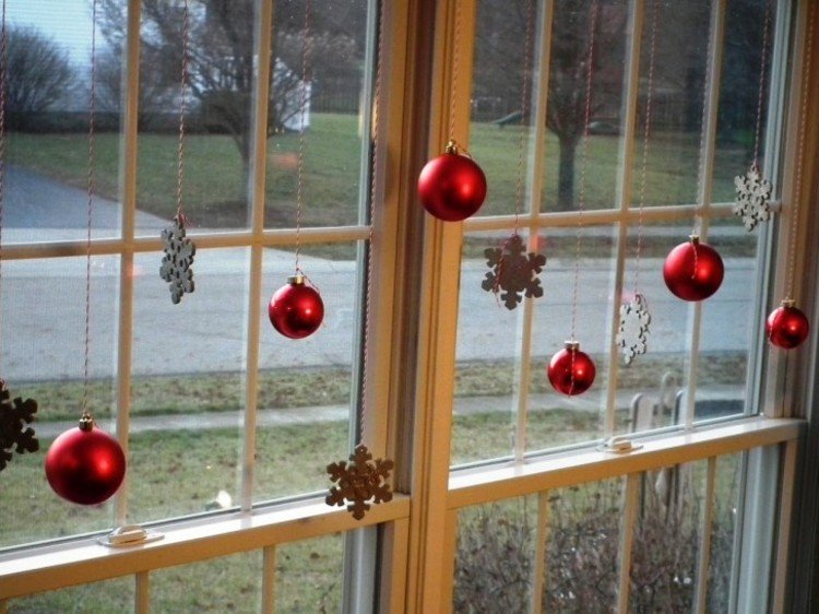 adornos navideños ventanas bolas rojo