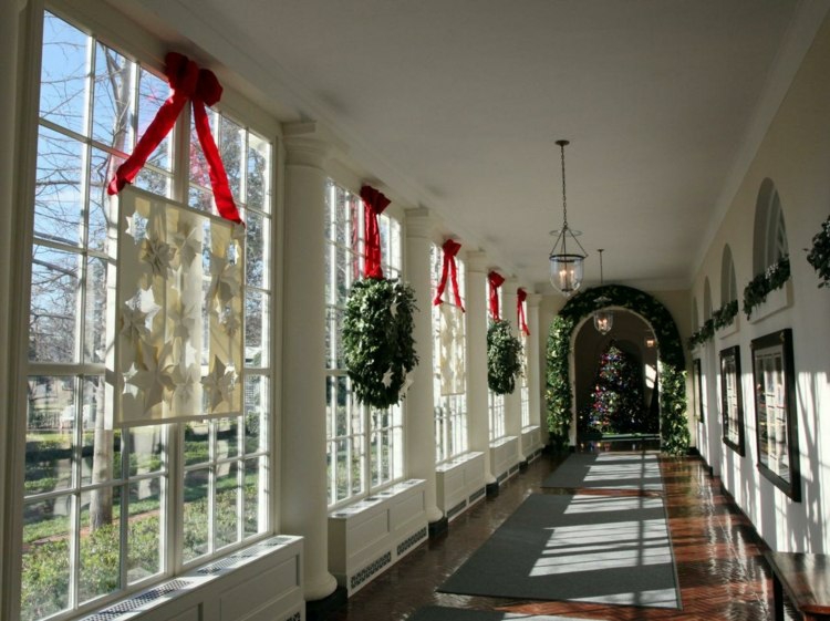 ambiente amplio adornos navideños ventanas estilo salones coronas