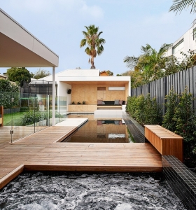 Area que rodea la piscina en una casa australiana