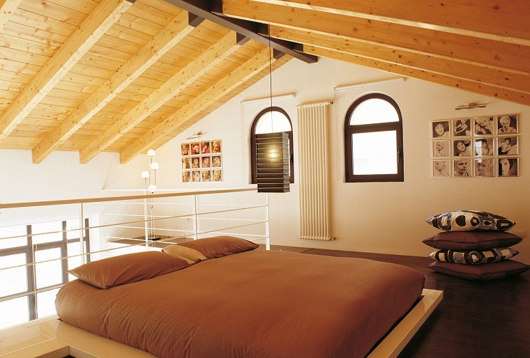 dormitorio con techo bajo abovedado casa techo abovedado moderno cama grande ideas