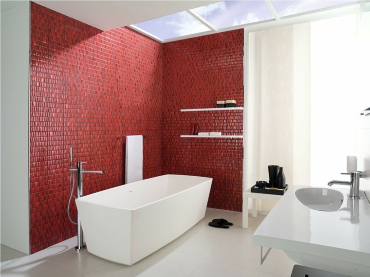 baño pequeño azulejos mosaico rojos