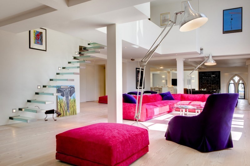 sofá rosa en el salón moderno decoracion salones sofa color vibrantes escalera ideas