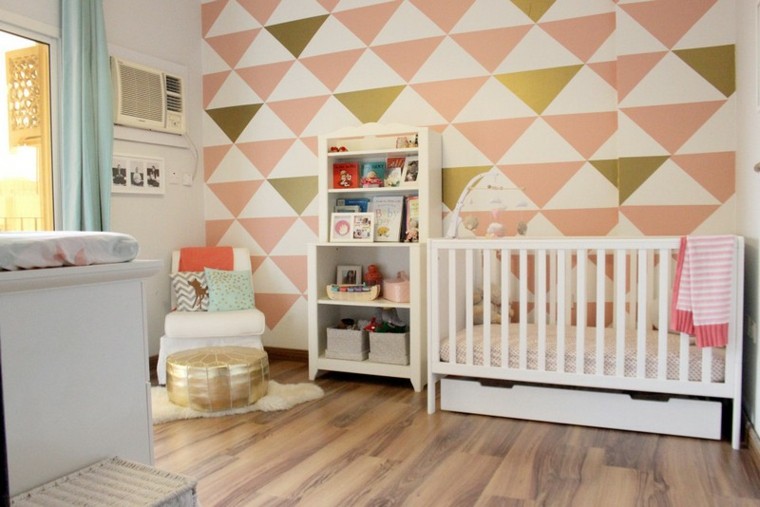 habitaciones de bebe ideas niña triangulos colores