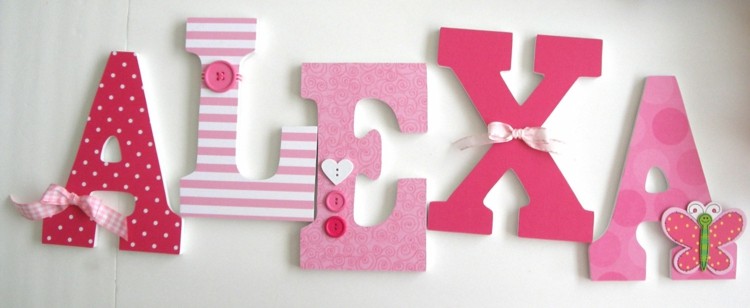 letras decorativas pared rosa lazos botones
