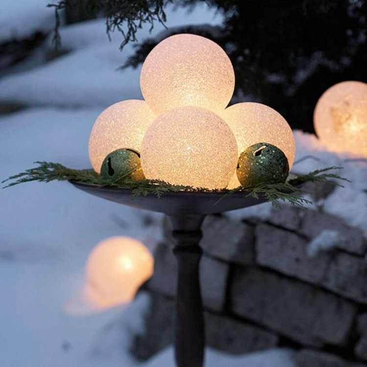 luces de navidad ideas jardines esferas nieve