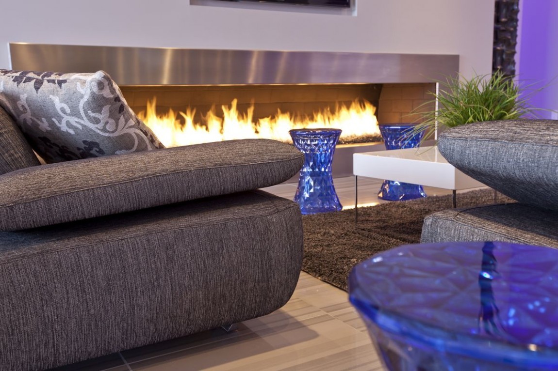 mesas cristal azules salon chimenea ideas