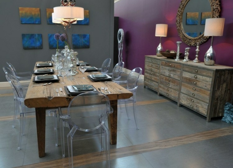 mesa de madera natural y sillas transparentes mesa madera pared morada