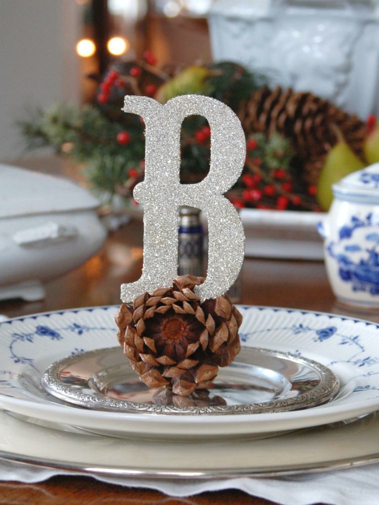 adorno para la mesa con piñas de pino piña pino letra be plateada