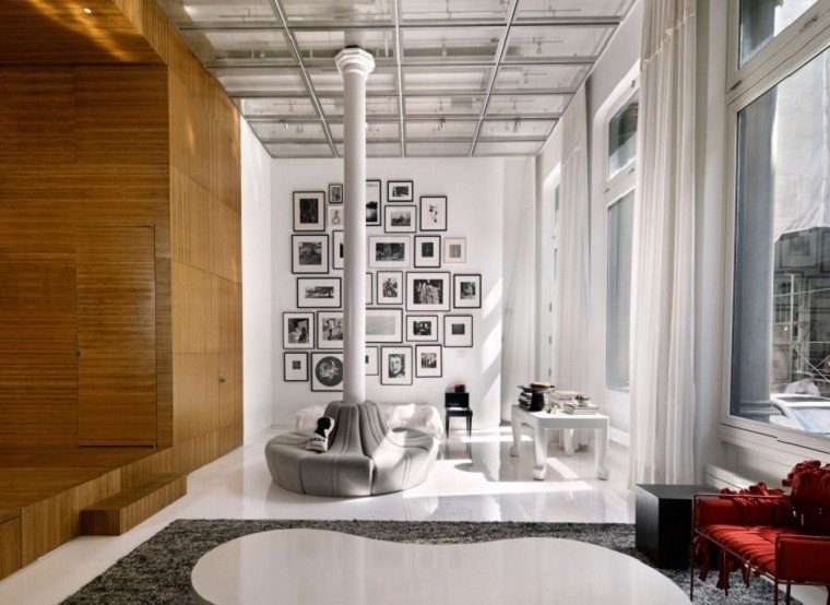 salon moderno techo alto cortinas blancas ideas