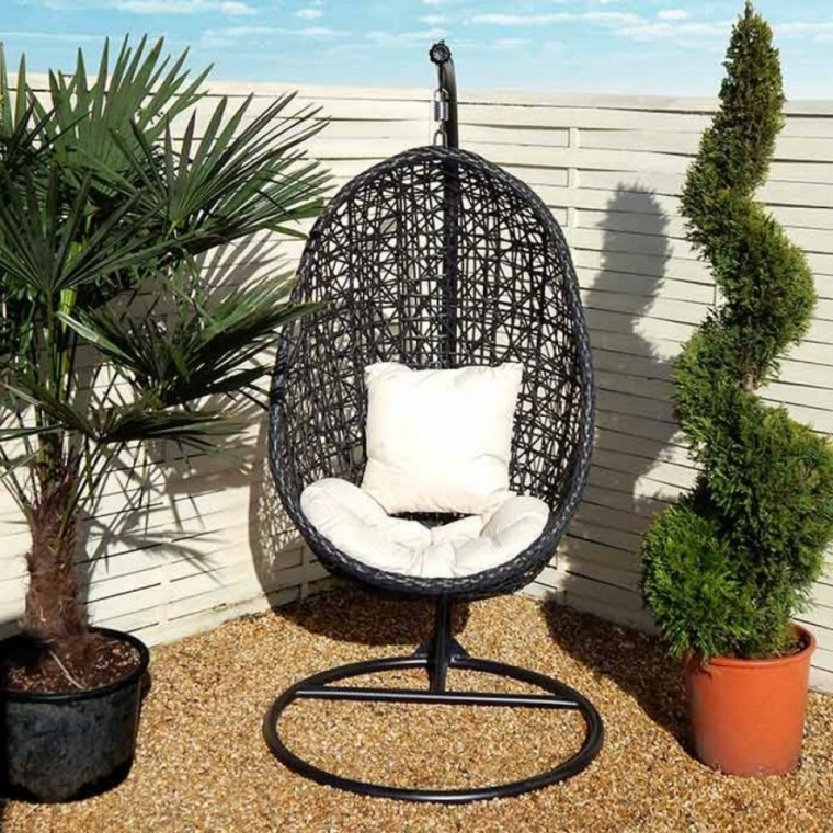 silla colgante cojines blancos