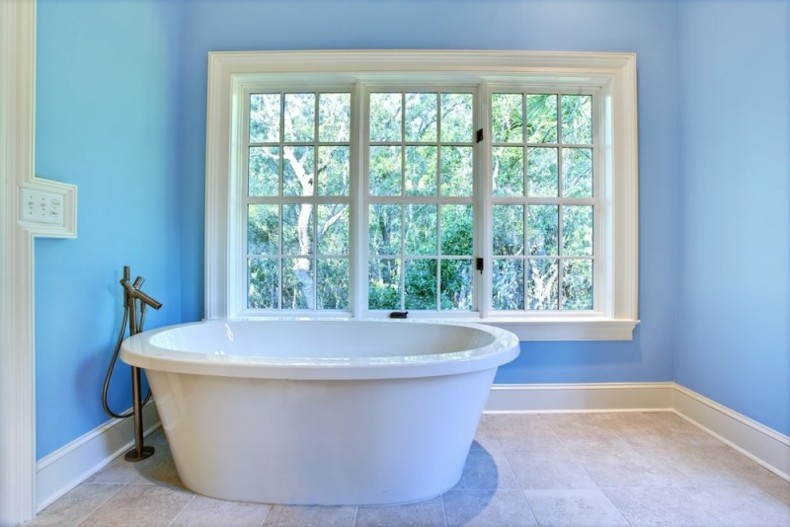 baños de color celeste bañera blanca