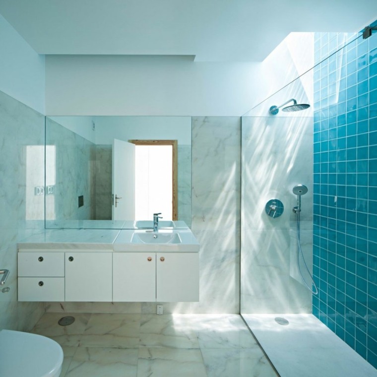 baño marmol ducha azulejos turquesa