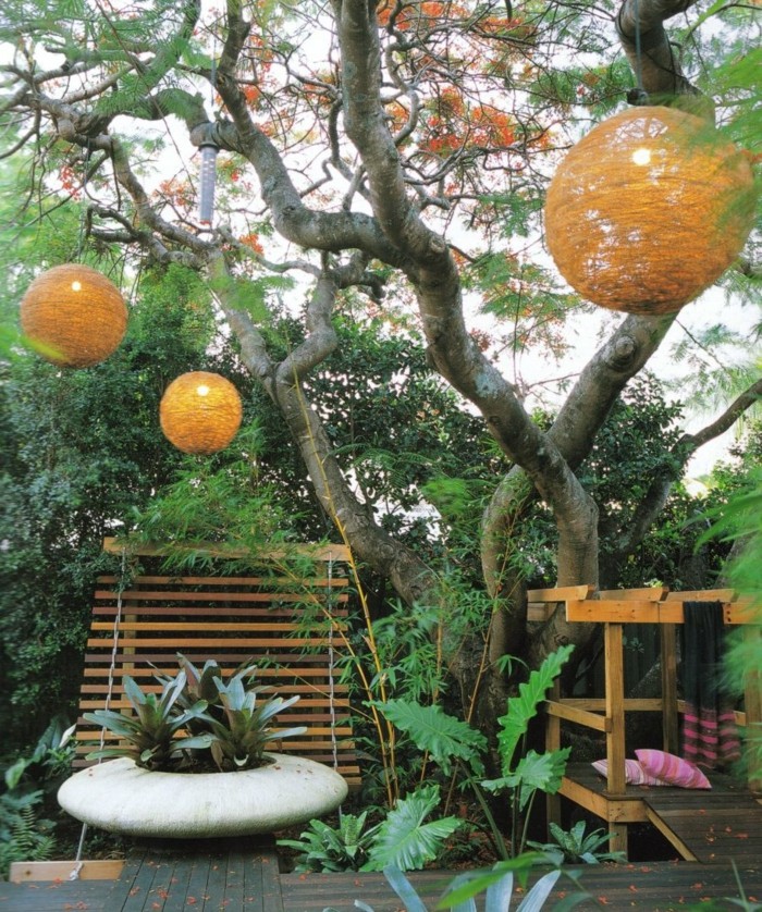 bolas grandes colgando arbol jardin ideas