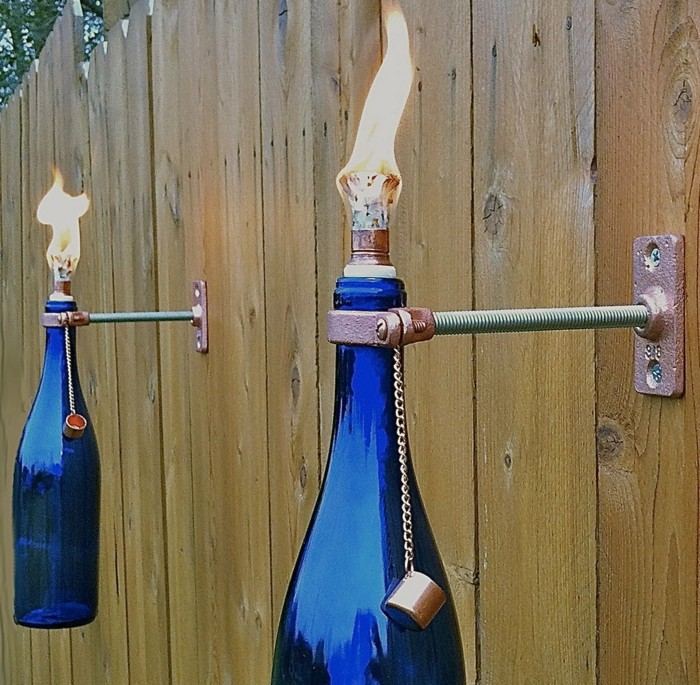 botellas candelabros azules poner pared jardin ideas