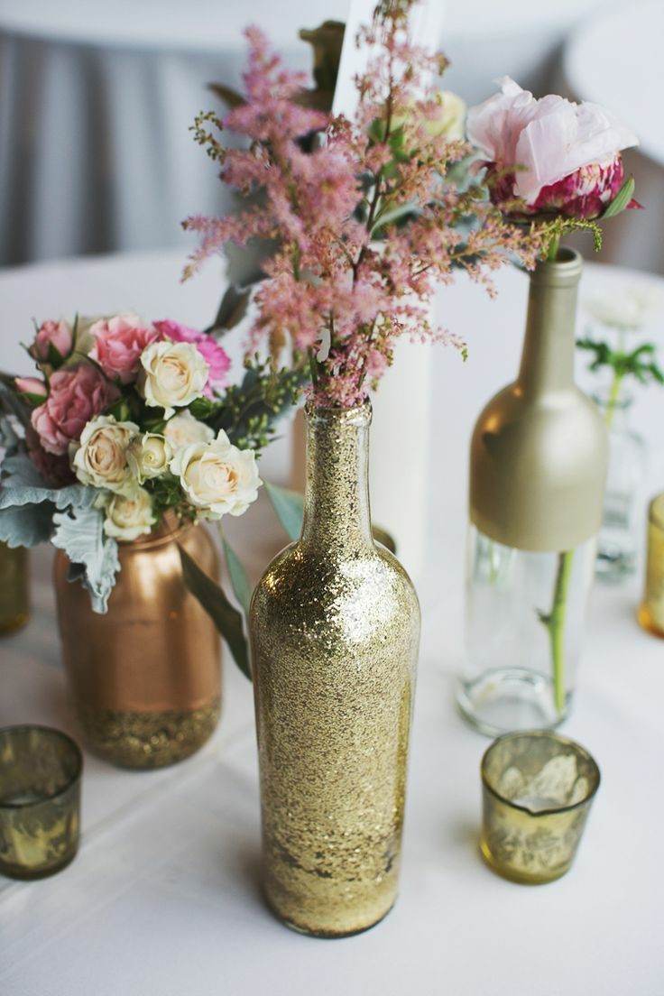 decorar mesa botella dorada flores