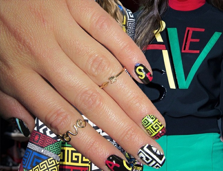 uñas preciosas inspiradas por el diseño de Versace diseño de uñas inspiradas pasarela versace ideas