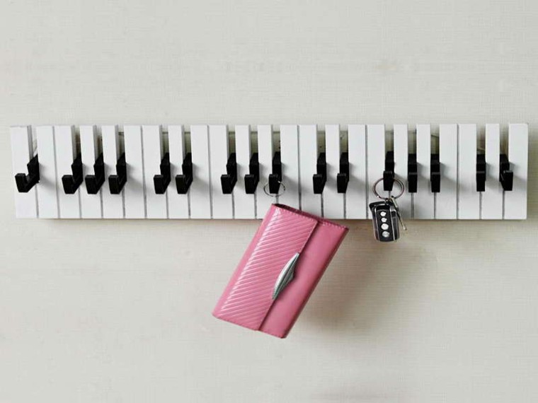diseño perchero forma teclado piano