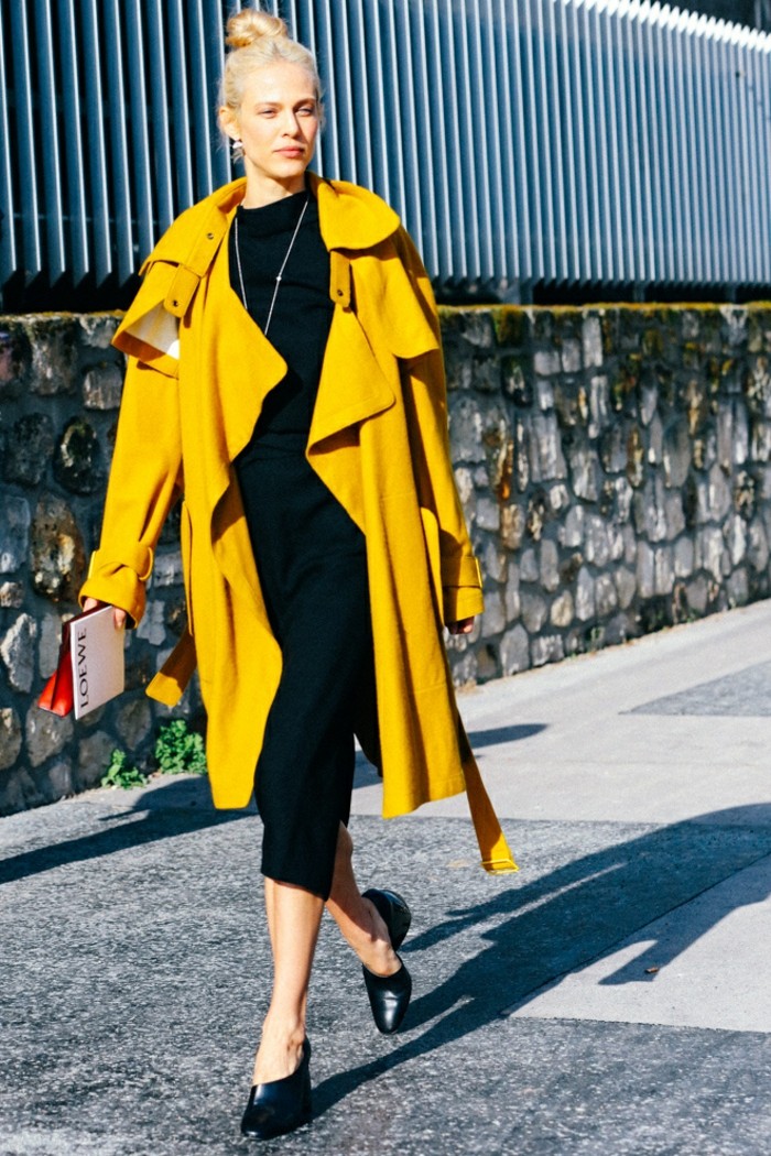 vestido negro en combinación con abrigo amarillo ropa invierno 2015 vestido negro abrigo amarillo ideas