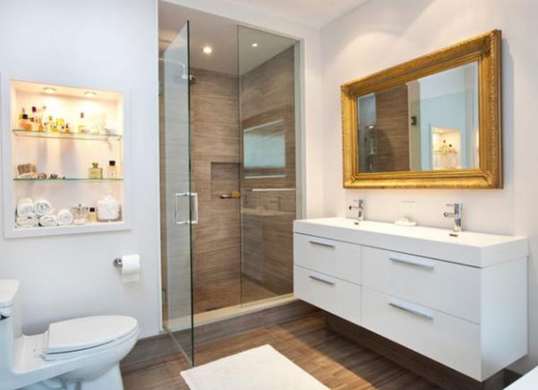baño moderno espejo dorado