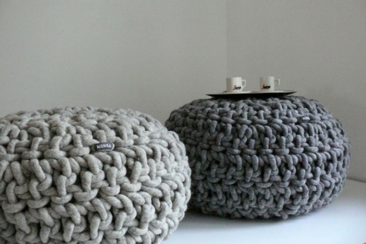 Muebles modernos salon y asientos de diseño diferente.