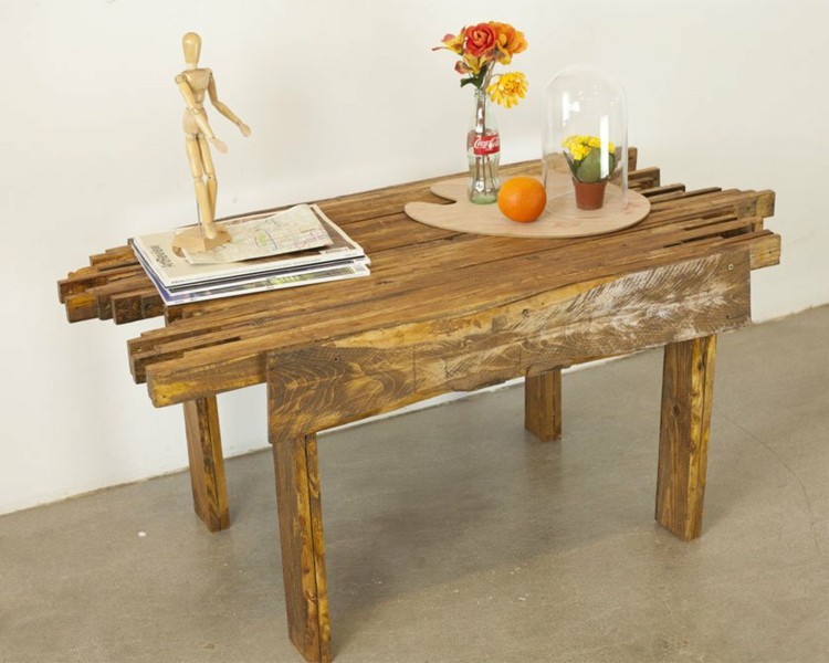 mesa sitio lectura ruedas muñeco flores
