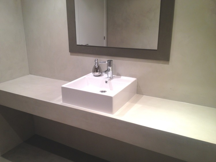 microcemento baños decorado blanco espejo