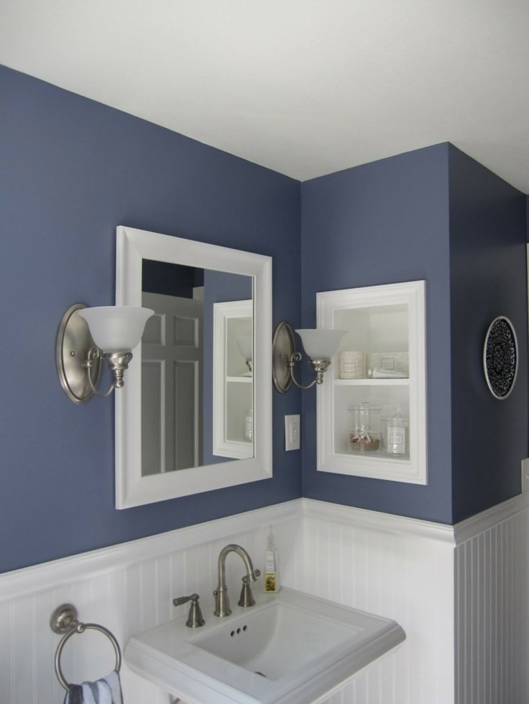 paredes azules violeta baño retro