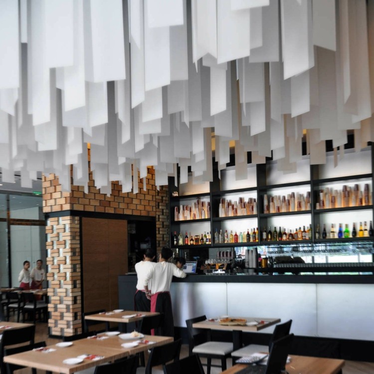 restaurantes techos blanco cueros mesas