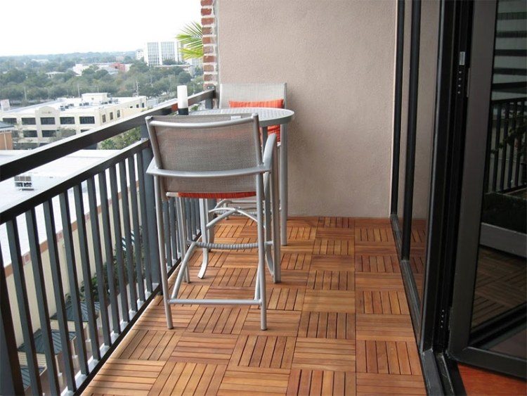 suelos madera exterior pequeno balcon silla mesa acero ideas