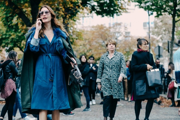 ropa muy origianl para el invierno vestido azul abrigo verde invierno moda ideas
