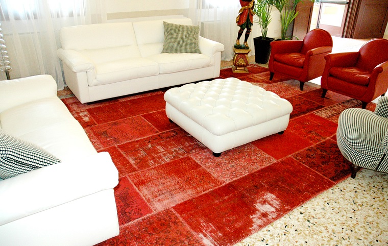 alfombra moderna roja muebles blancos ideas