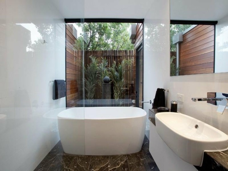baños modernos acceso jardín