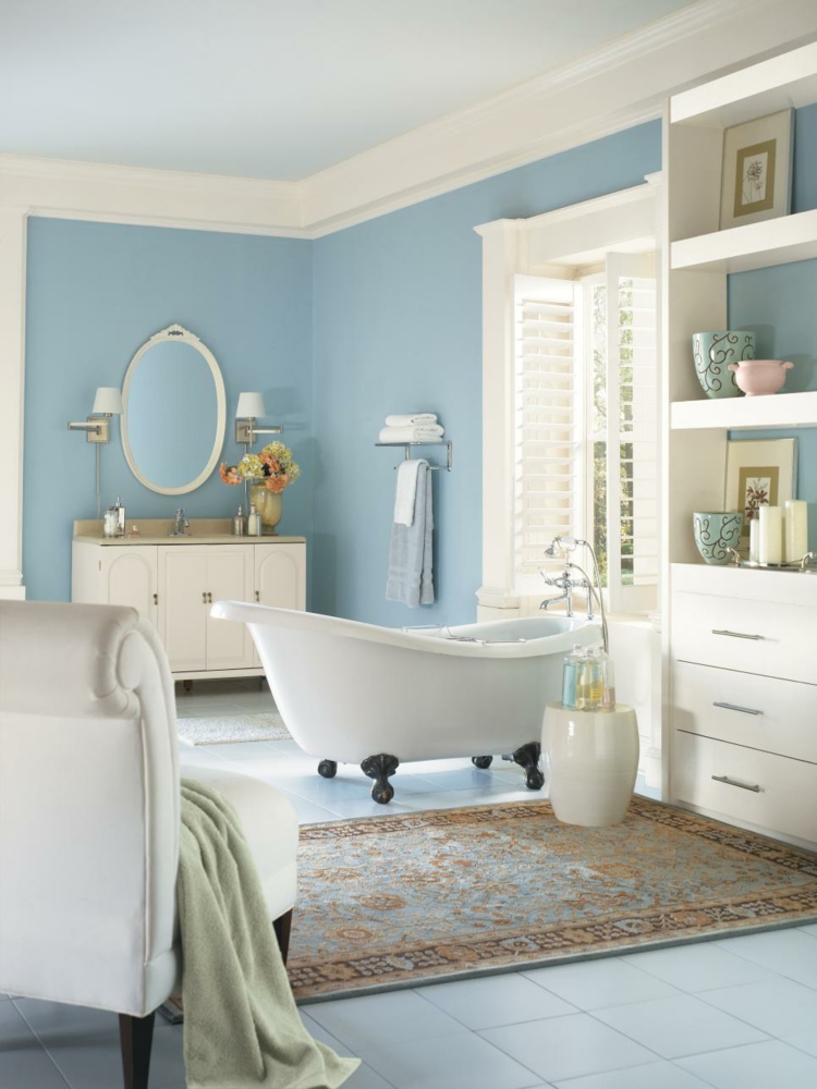 baños pintados cortinas blanco azules espejos