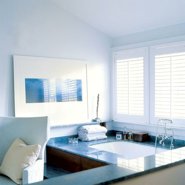 Baños pintados, creando ambientes con colores frescos.