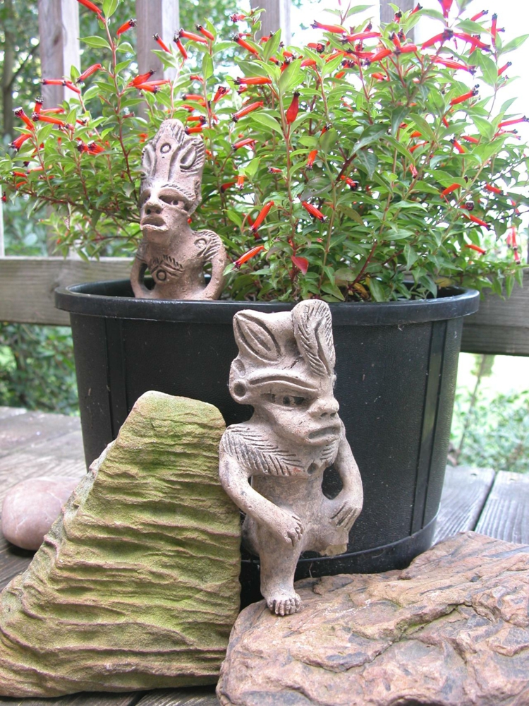 macetas en negro decoracion de terrazas y jardines rocas minimas macetas