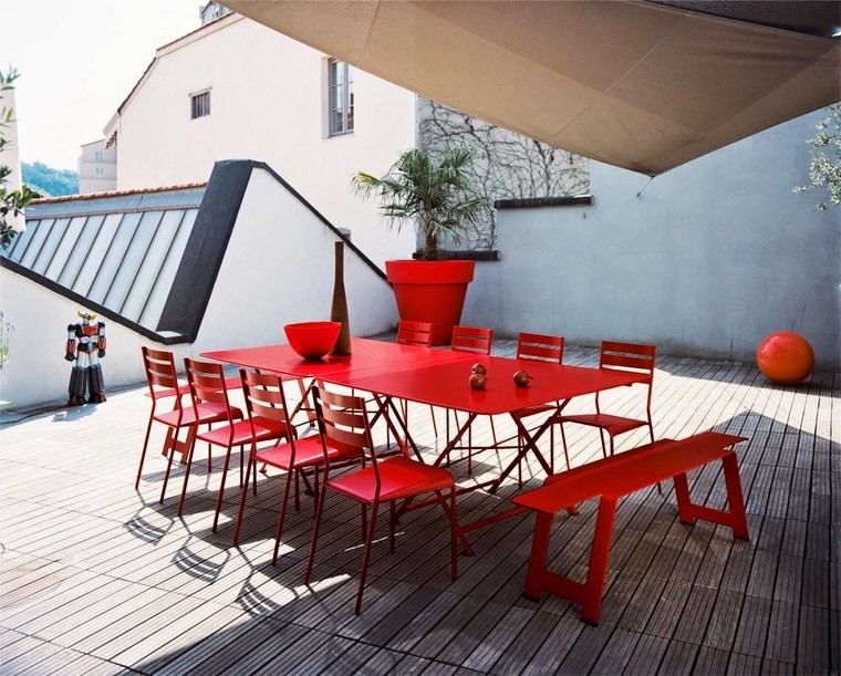 decoracion terraza pequeña muebles rojo vibrante ideas
