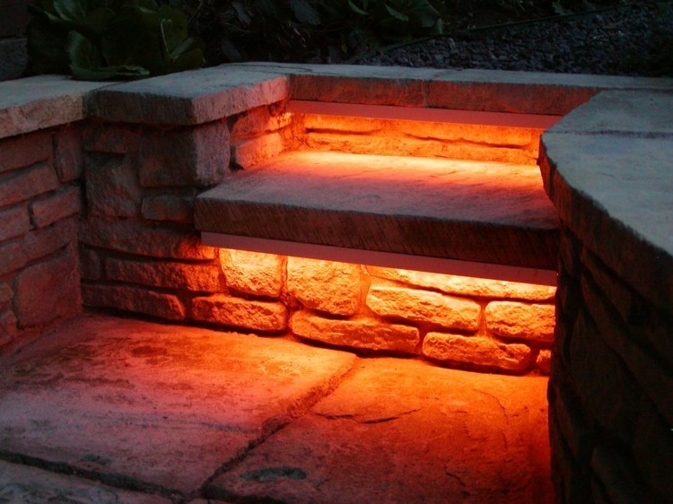 luces decorativas escalones rojo rocas puesntes luces