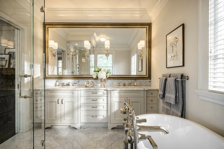 espejo dorado baño estilo lujoso