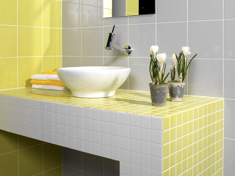 diseño baño gresite amarillo