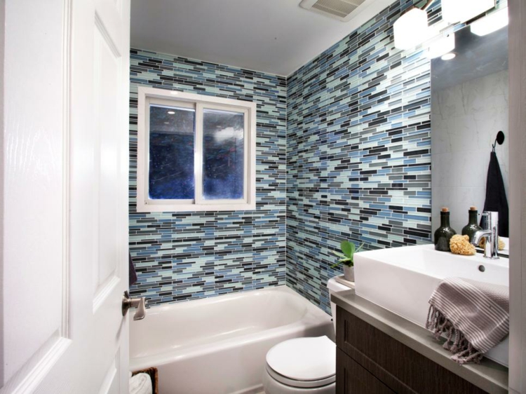 ideas de como decorar un baño pequeño toallas azules