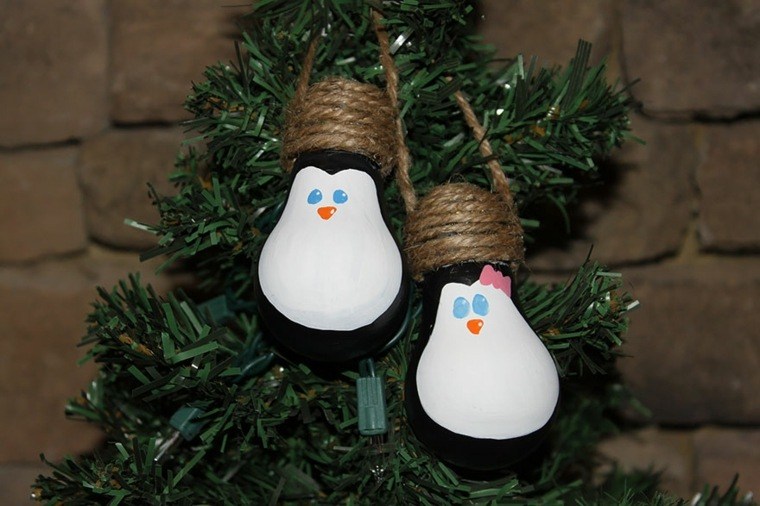 manualidades en casa bombillas pinguinos blanco negro ideas